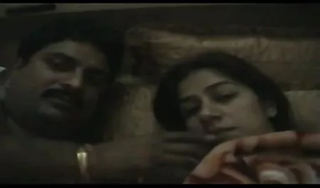 یک مرد سیاه پوست یک شکاف صورتی از یک خانم چربی شیک و دارای فیلم سوپر خارجی اچ دی پیچ گوشتی دراز می کند