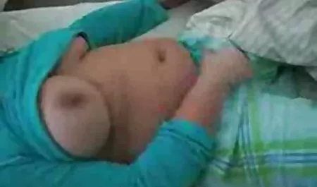 گای یک بلوند ریزه اندام خروس فیلمسکسی اچ دی بزرگ را لرزاند